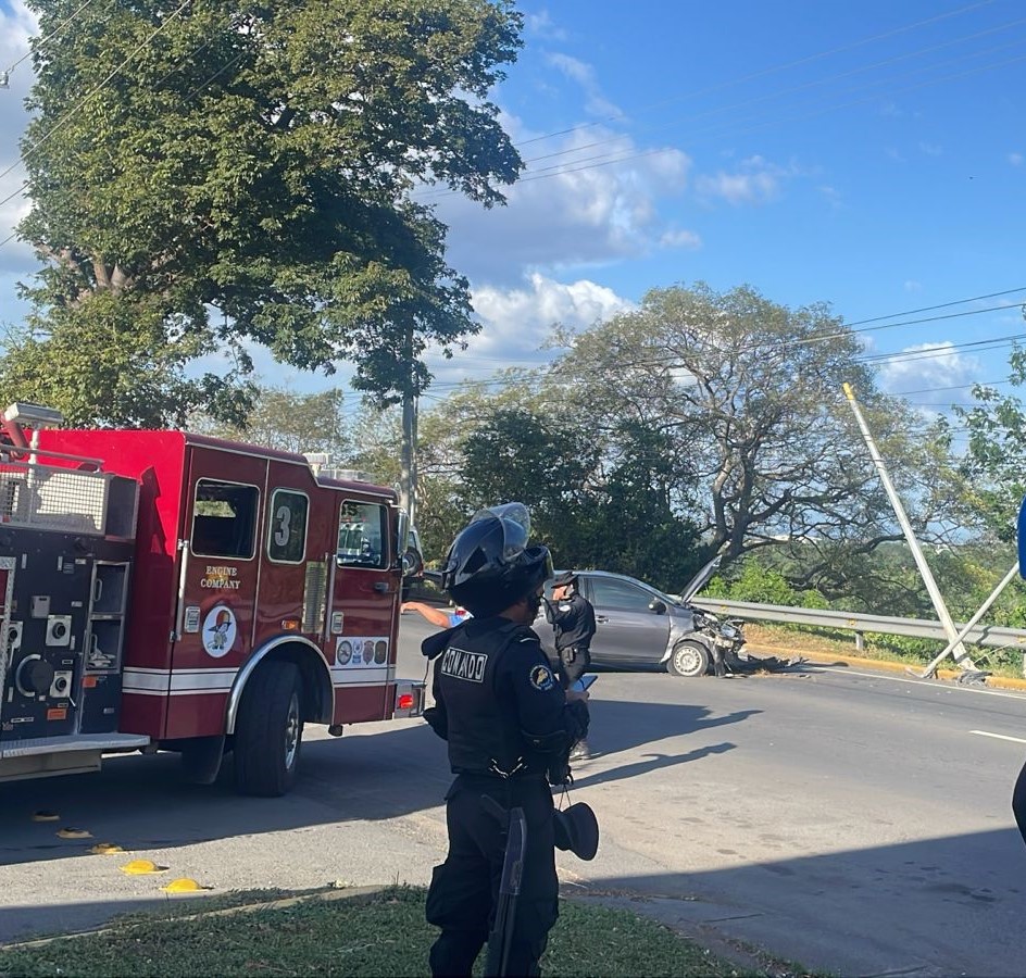 Dos adultos y un bebé quedan ilesos, luego de estrellar el carro en que ...