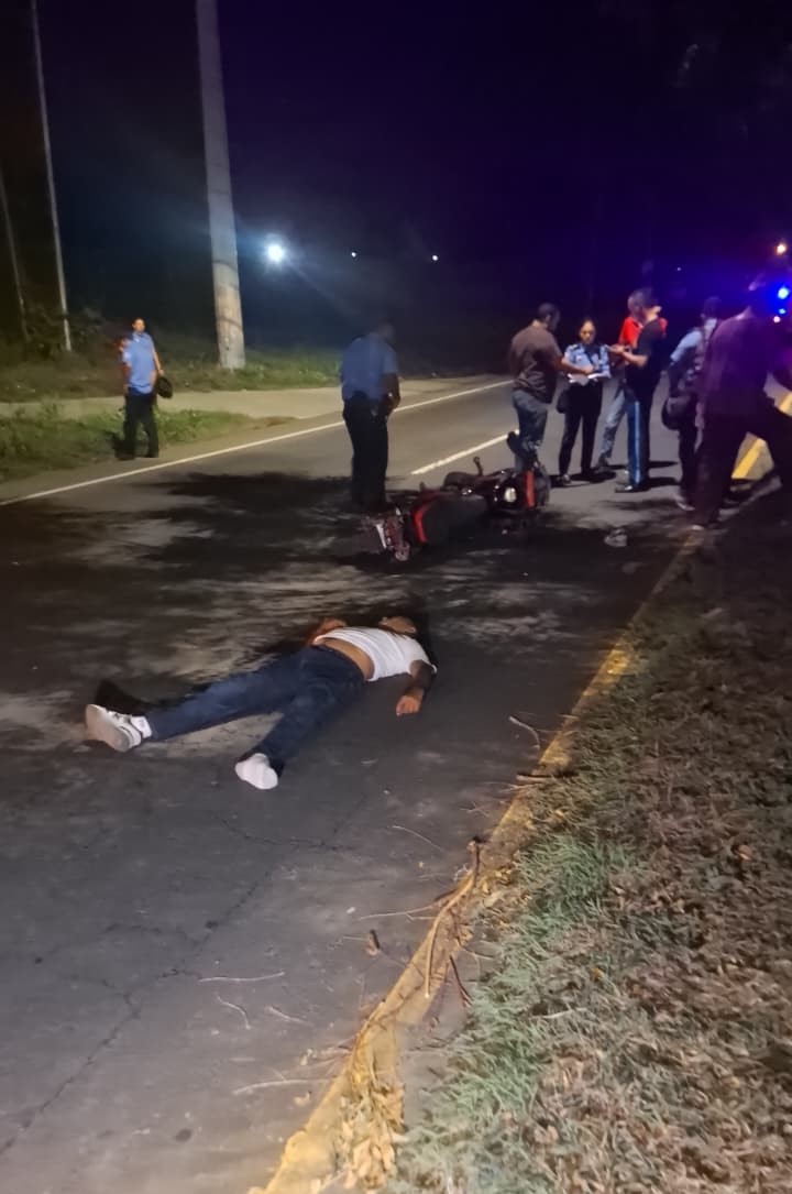 Motorizado pierde la vida al estrellarse contra un poste de concreto en ...