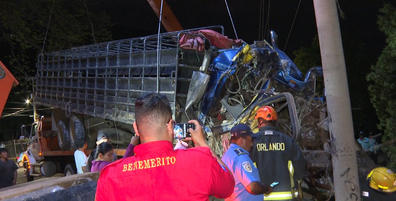 Triple colisión en la cuesta El Plomo deja al conductor de un camión ...