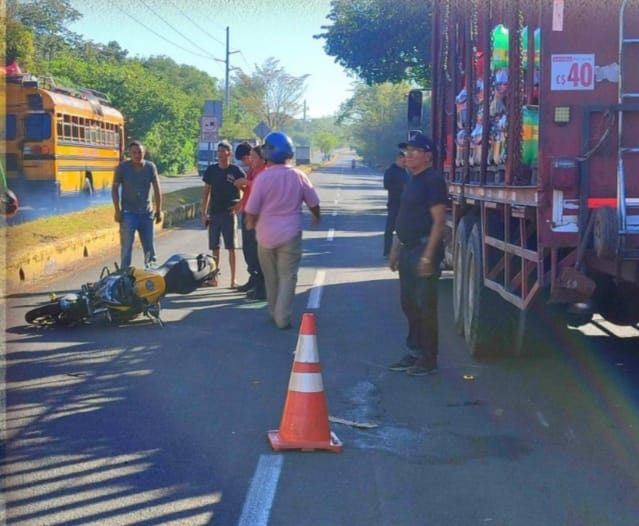 Motociclista pierde la vida al estrellarse contra un camión en el ...