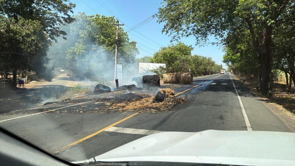 Camión cargado de pacas de sacate se incendia en la Carretera Nueva a ...