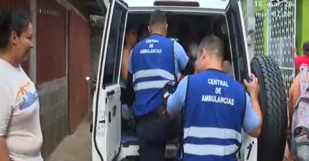 Mujer y sus dos hijos resultan heridos tras volcarse caponera en el ...