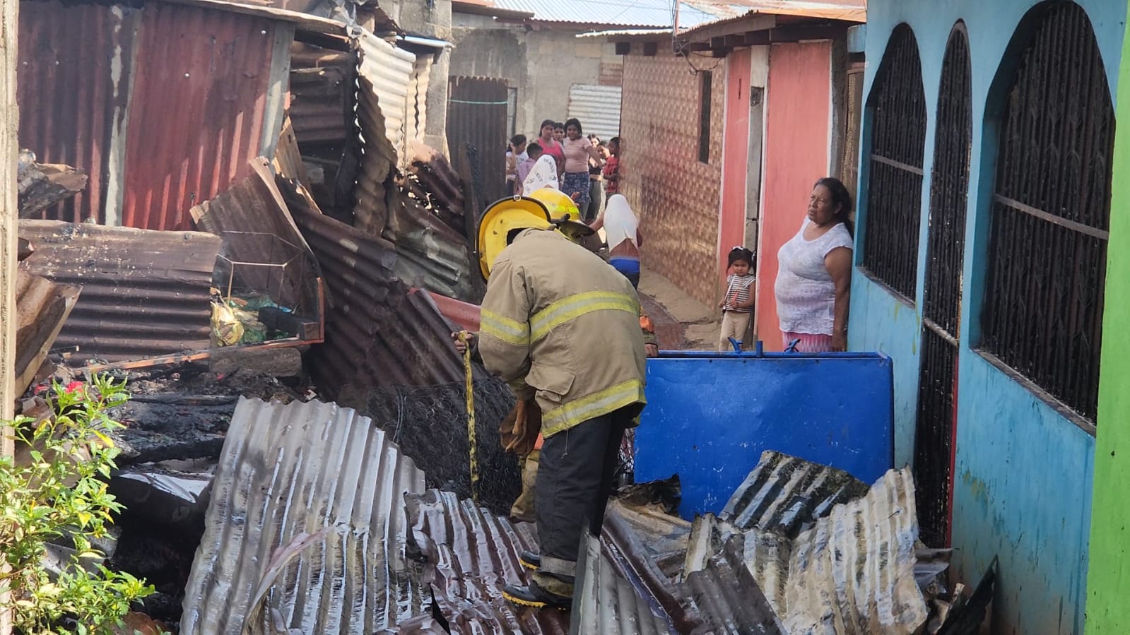 Incendio deja en la calle a una humilde familia integrada por 11 ...