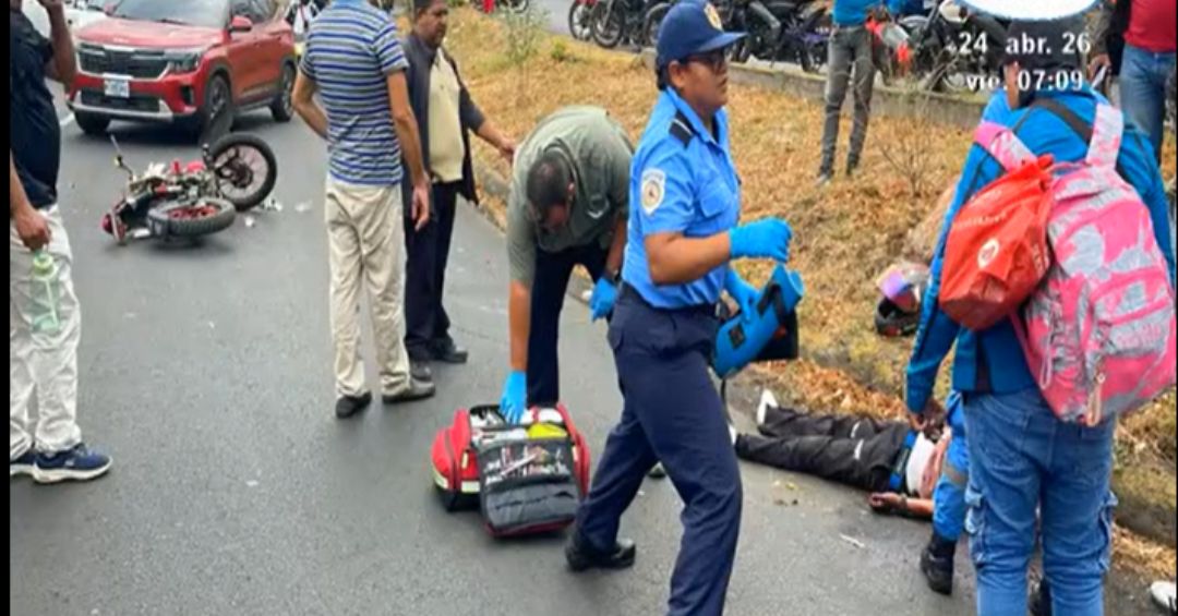 Motociclista muere tras estrellarse contra poste en rotonda El ...