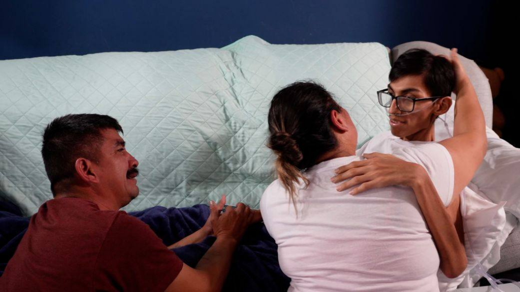 Joven con cáncer terminal logra reencontrarse con sus padres y fallece un día después del emotivo abrazo